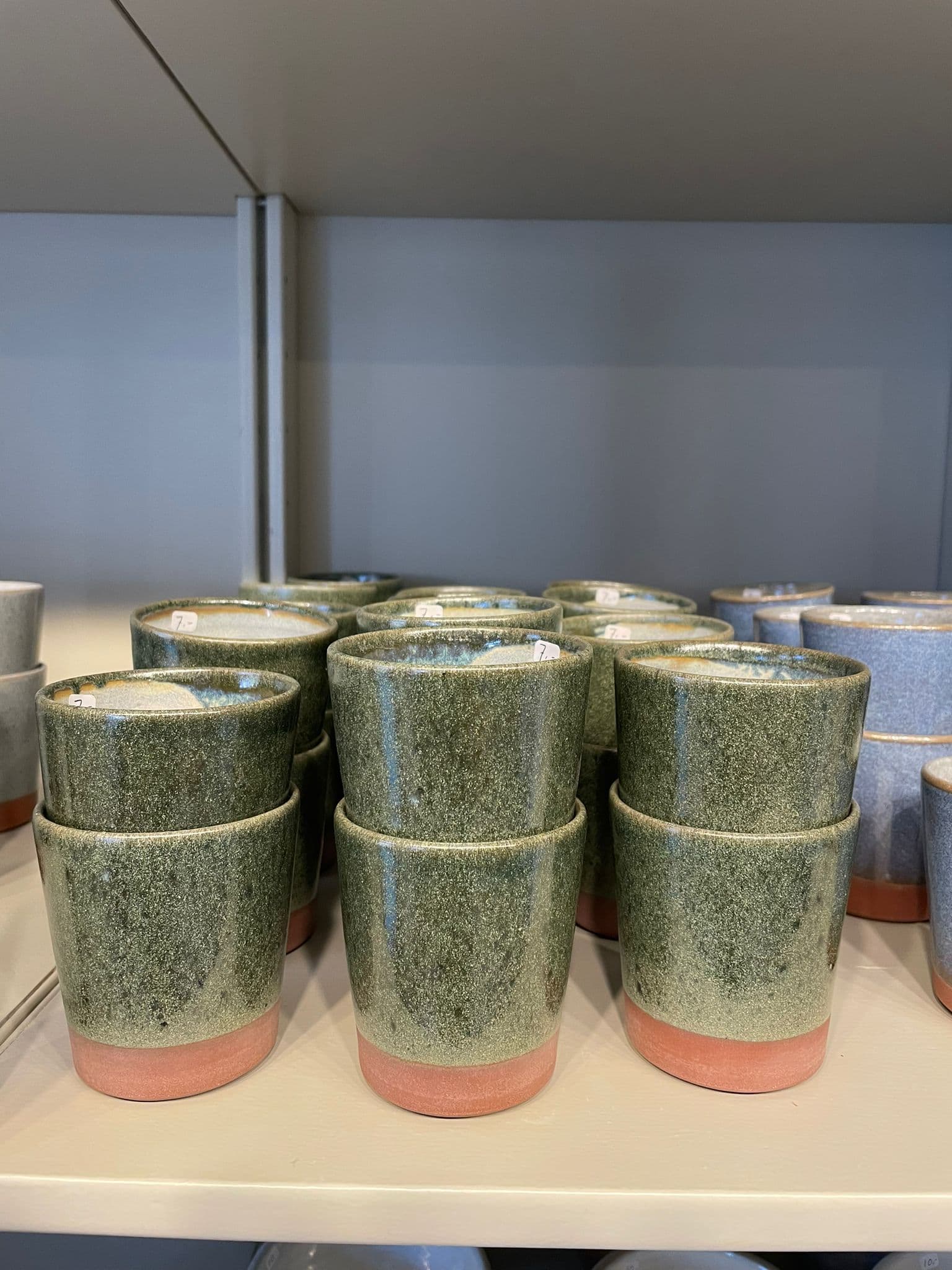 Handgemaakte keramiek - cup low green