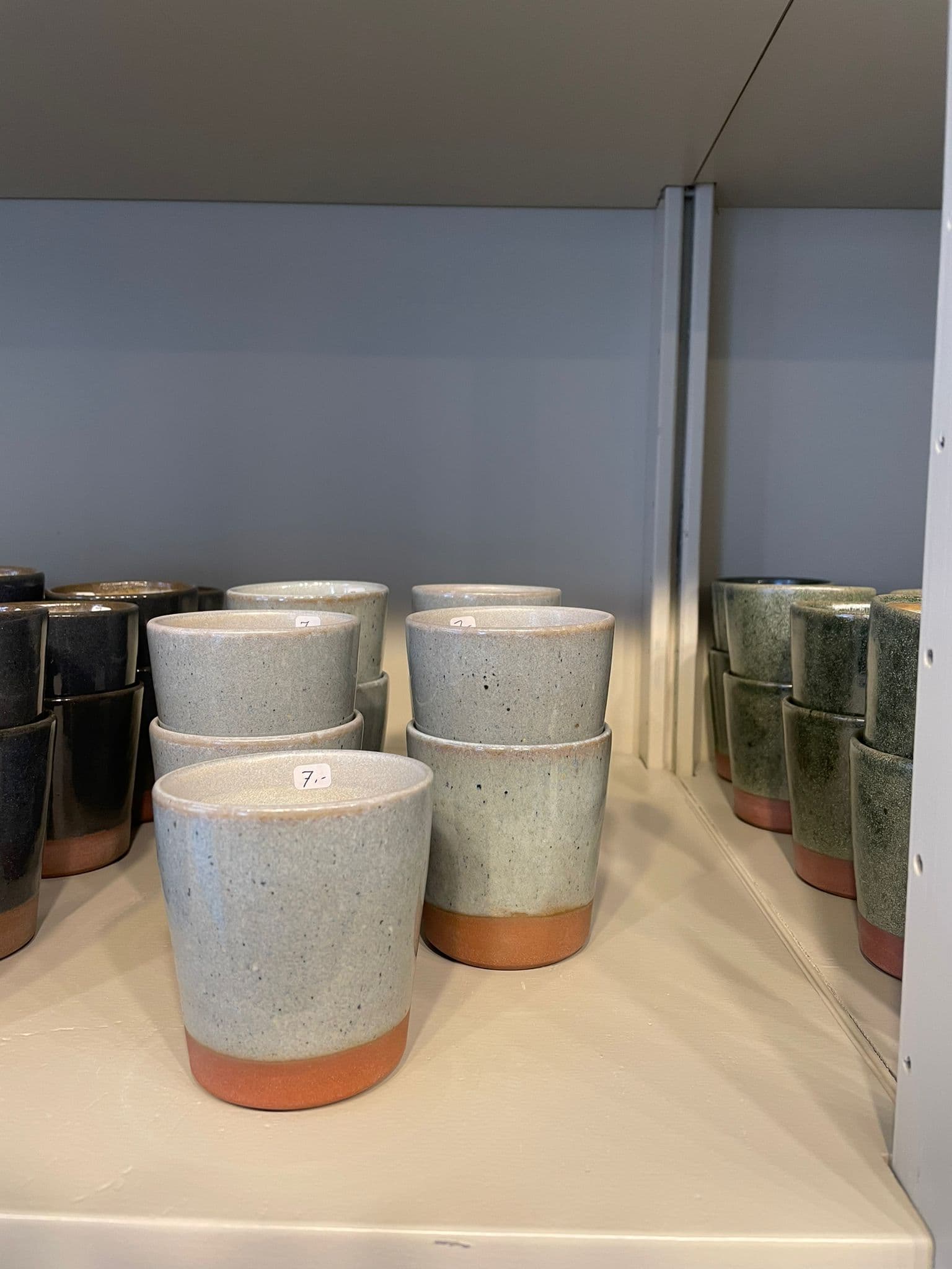 Handgemaakte keramiek - cup low grey