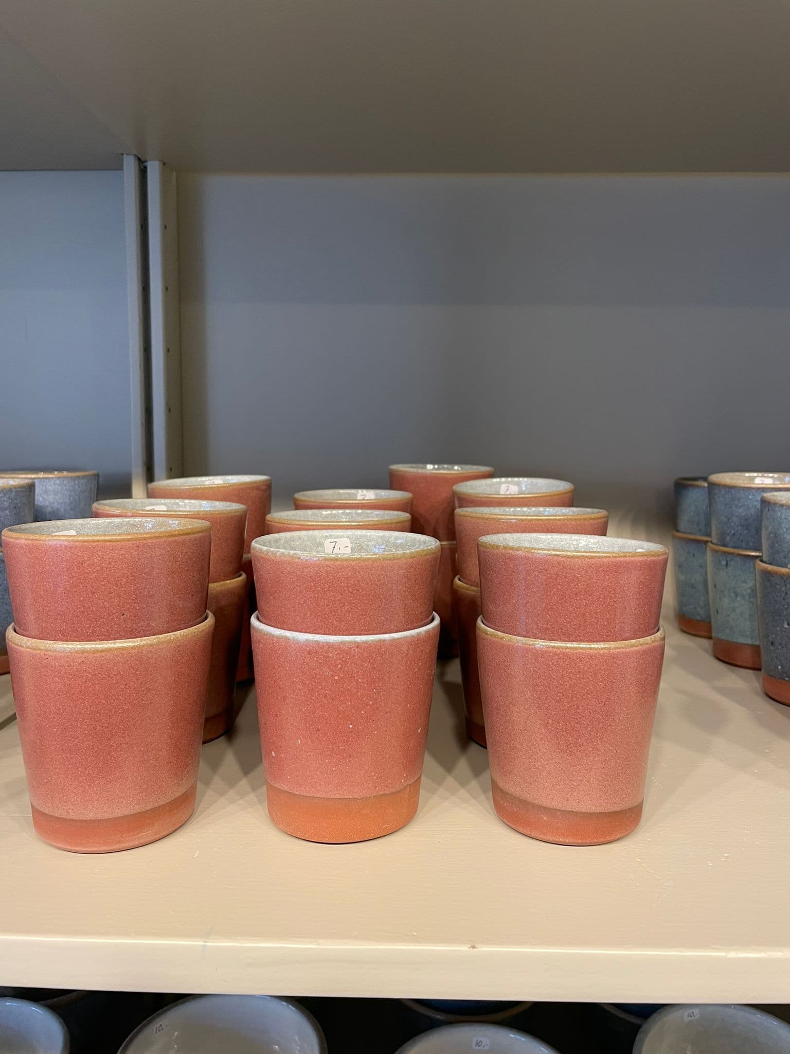 Handgemaakte keramiek - cup low red